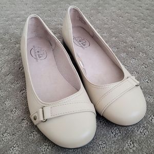 Life Stride, simply comfort Women's flats.  Cream, size 7.5